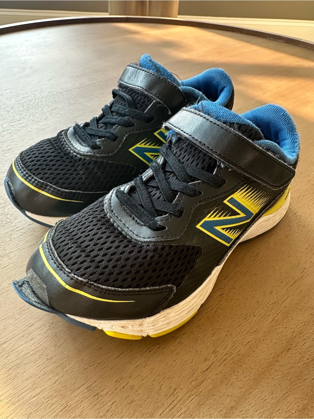 New Balance 680 Running Shoes Size 2 Big Kid, Black Blue Yellow